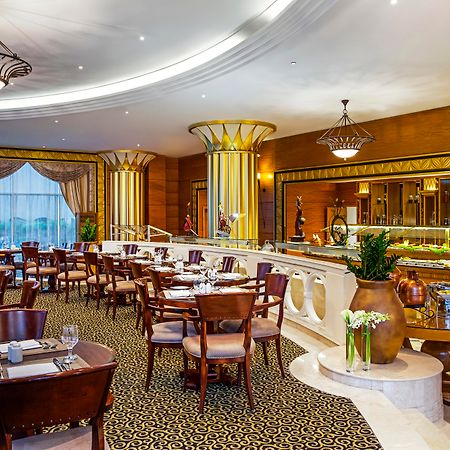 Corniche Hotel Abu Dabi Exterior foto The restaurant
