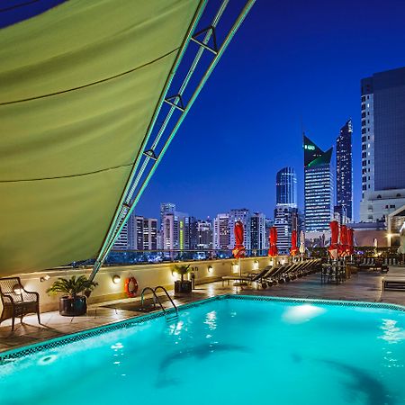 Corniche Hotel Abu Dabi Exterior foto The rooftop pool at the hotel