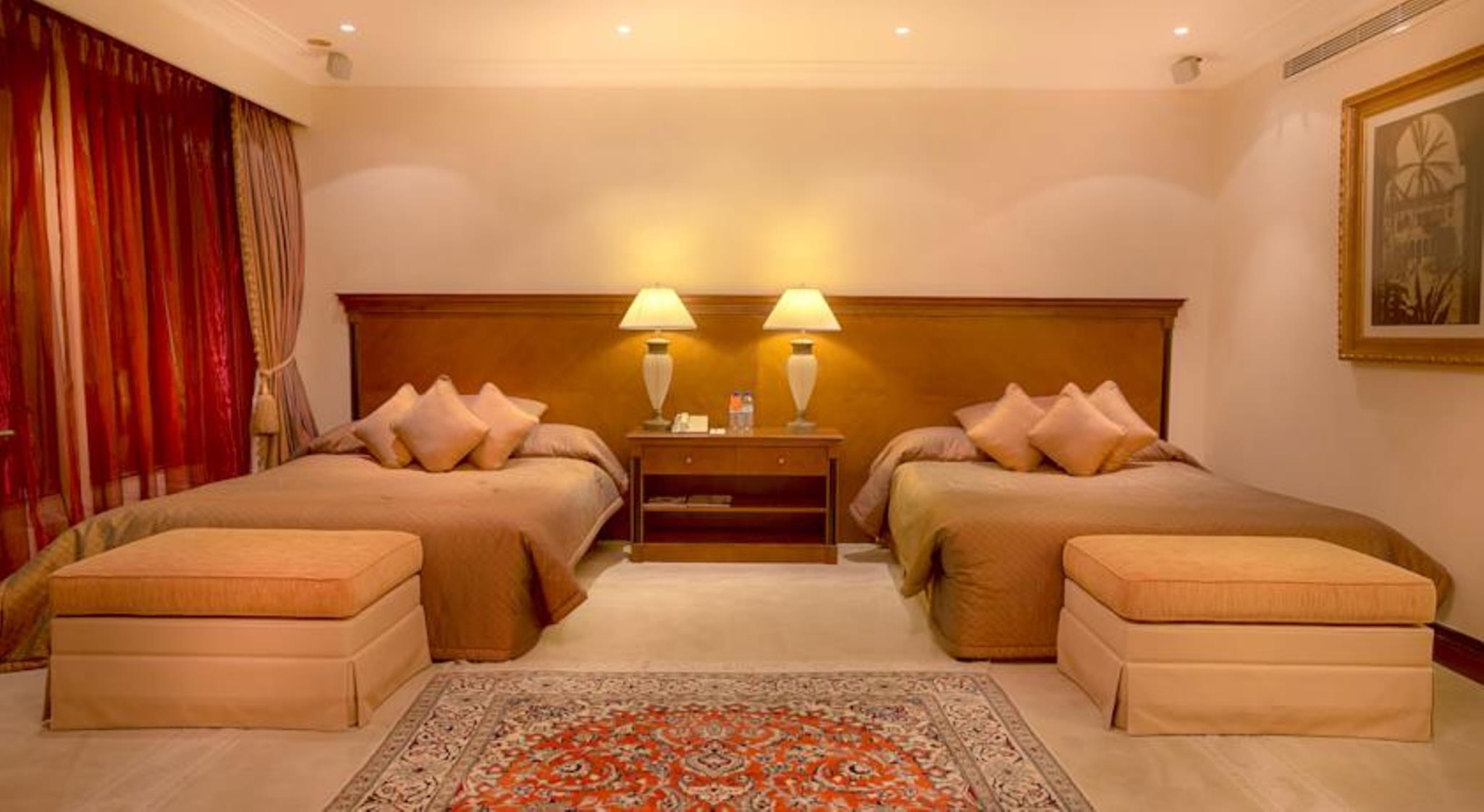 Corniche Hotel Abu Dabi Exterior foto A bedroom at the hotel