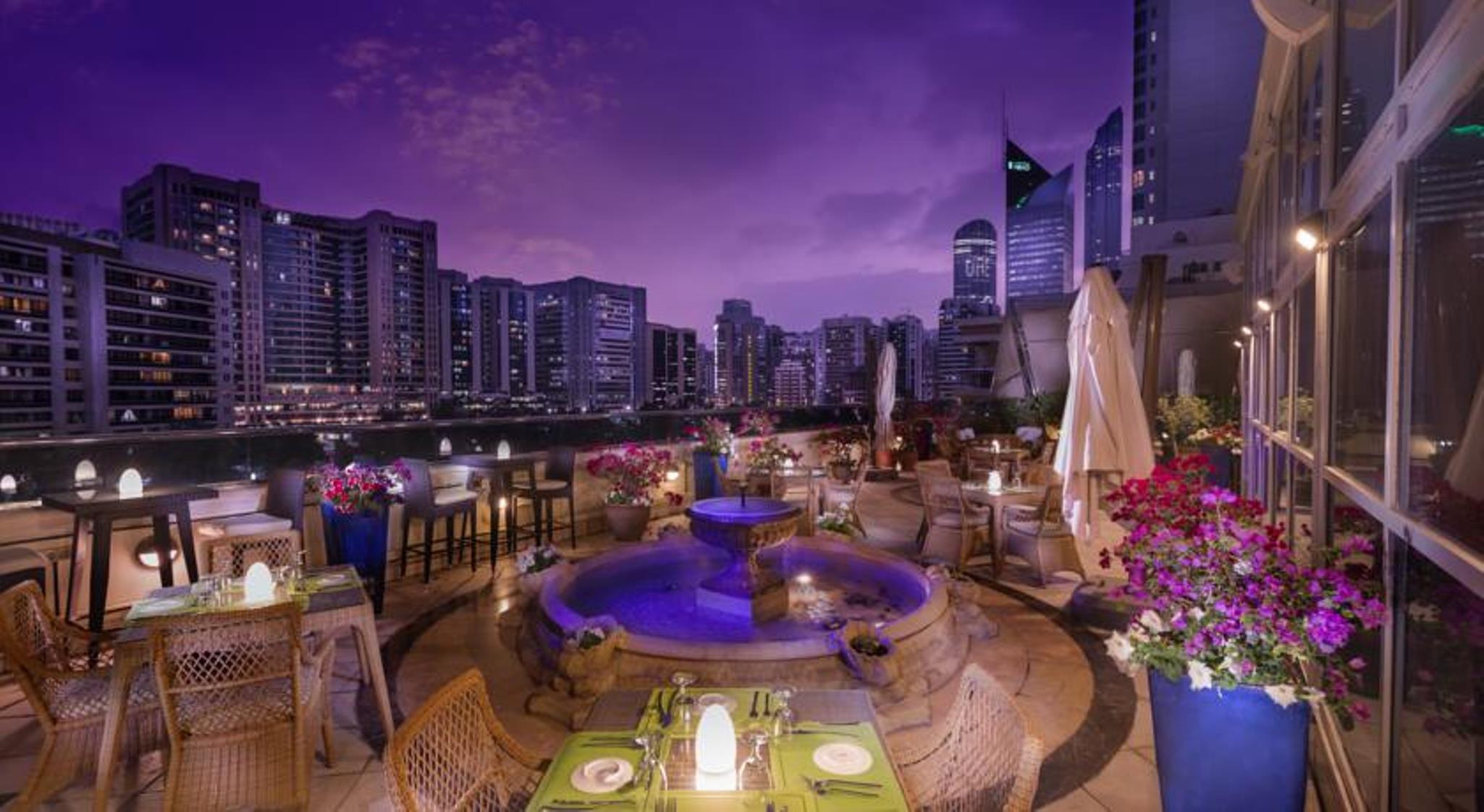 Corniche Hotel Abu Dabi Exterior foto The Palace Downtown Dubai