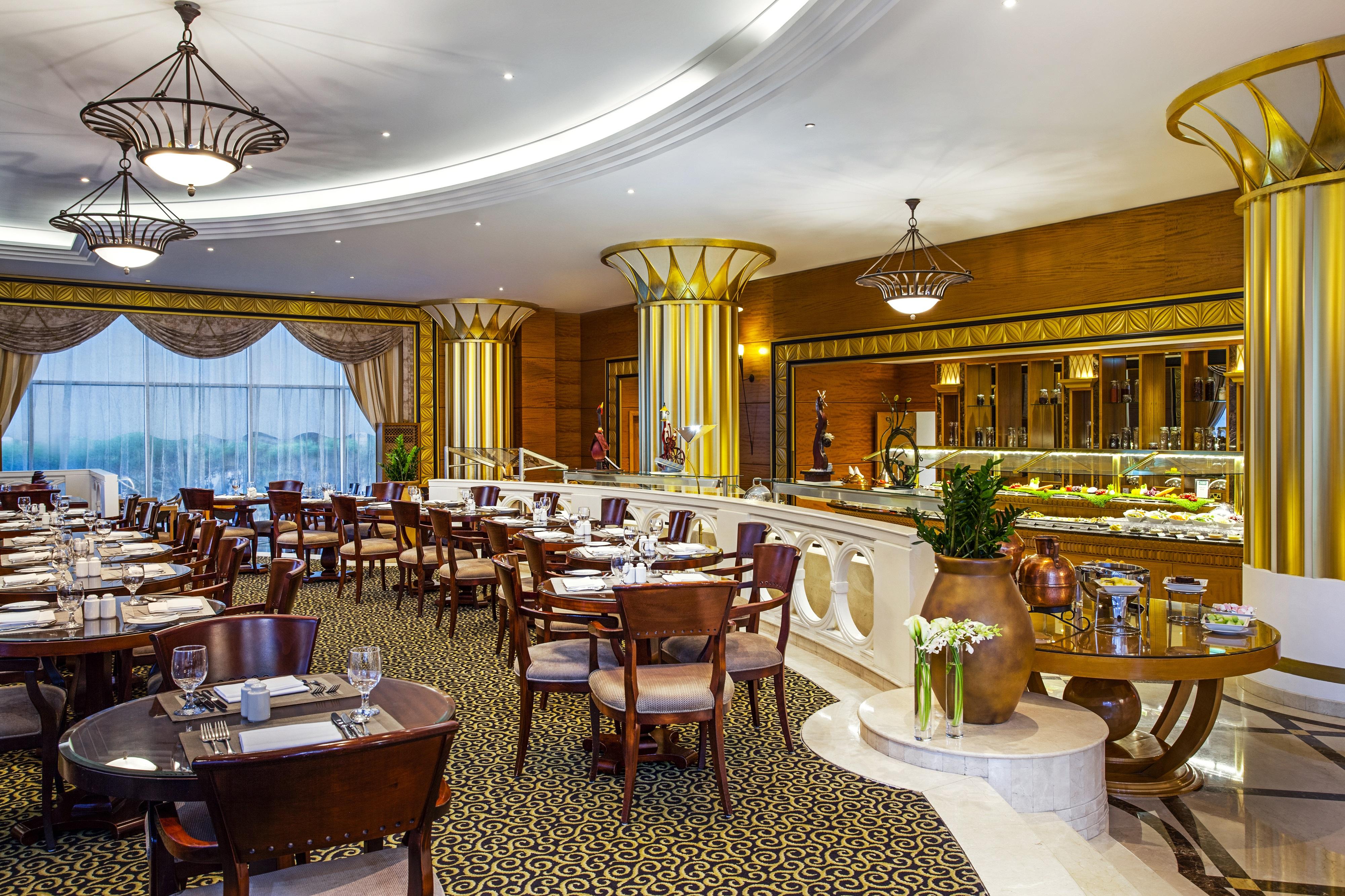 Corniche Hotel Abu Dabi Exterior foto The restaurant