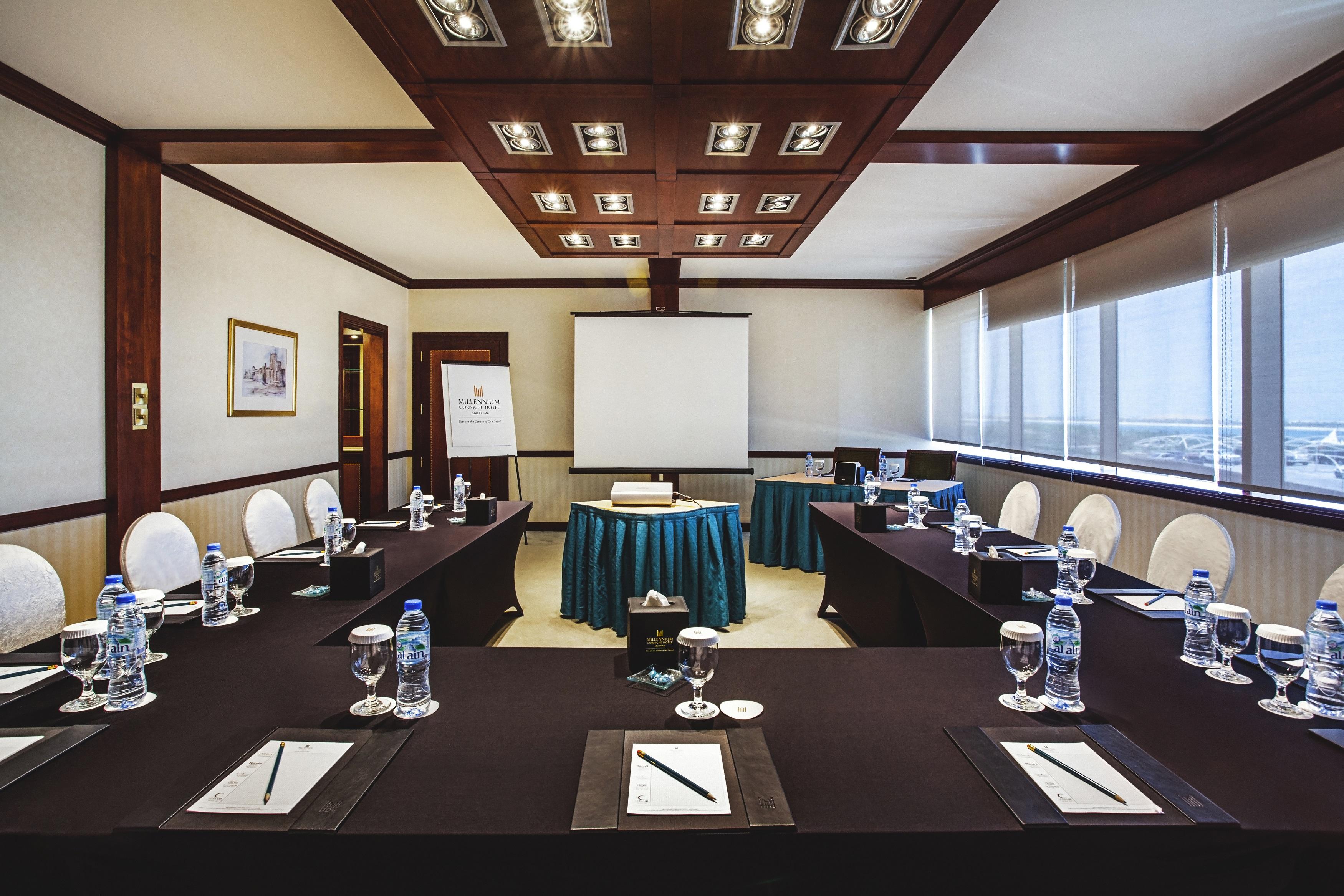 Corniche Hotel Abu Dabi Exterior foto Meeting room