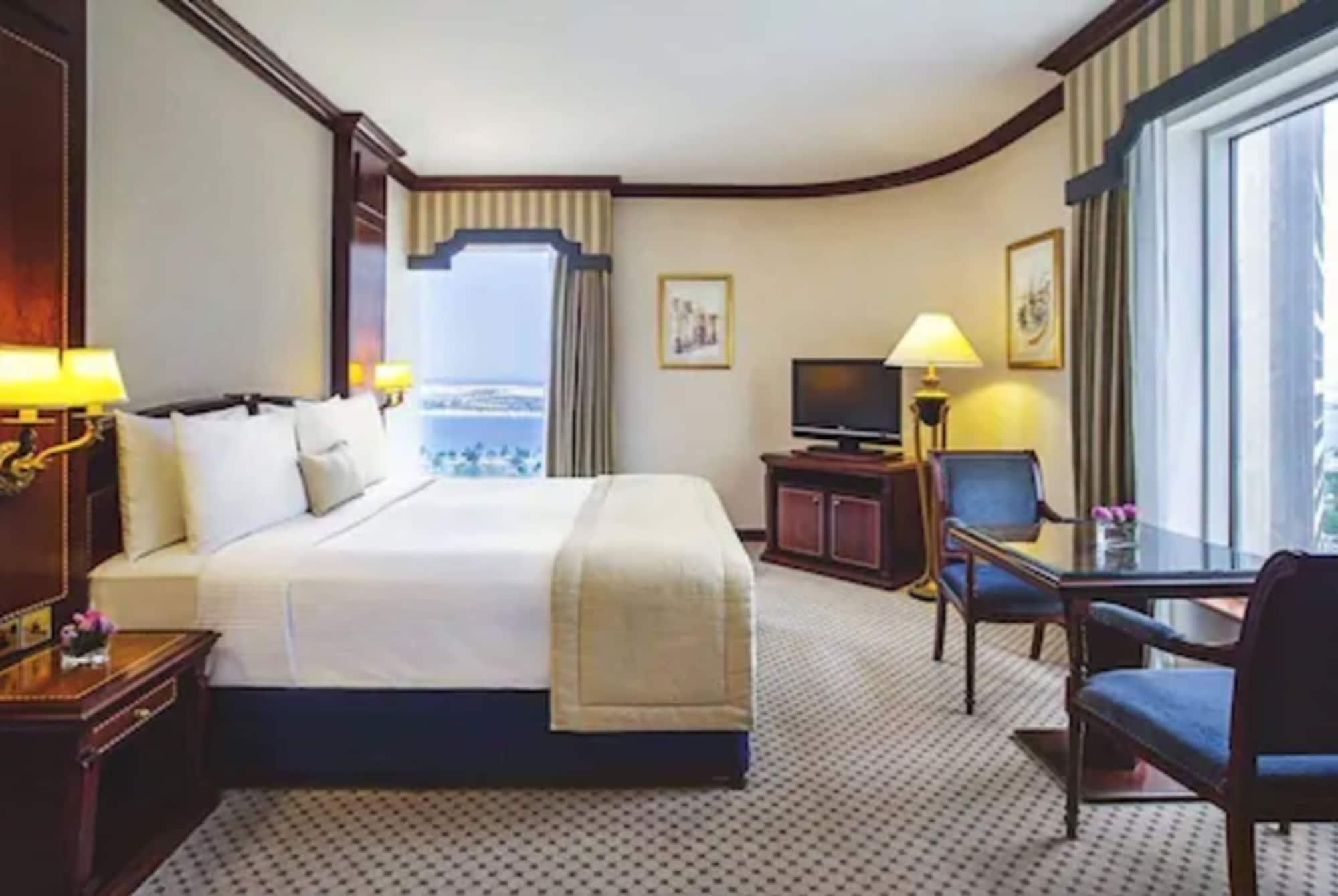 Corniche Hotel Abu Dabi Exterior foto A room at the hotel