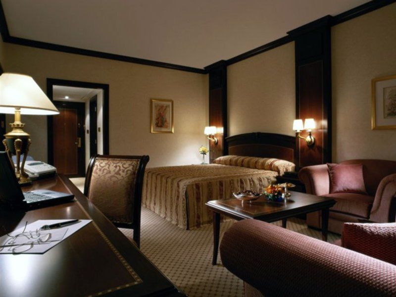 Corniche Hotel Abu Dabi Exterior foto A room at the hotel
