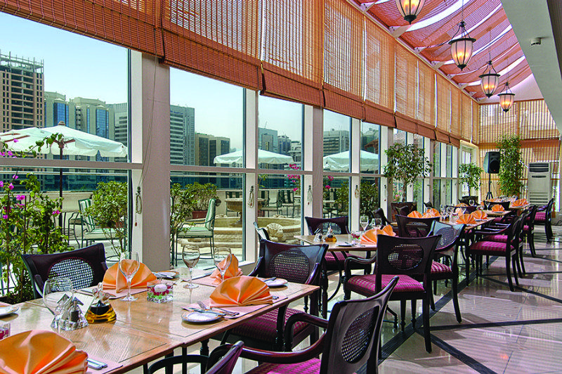 Corniche Hotel Abu Dabi Exterior foto The restaurant