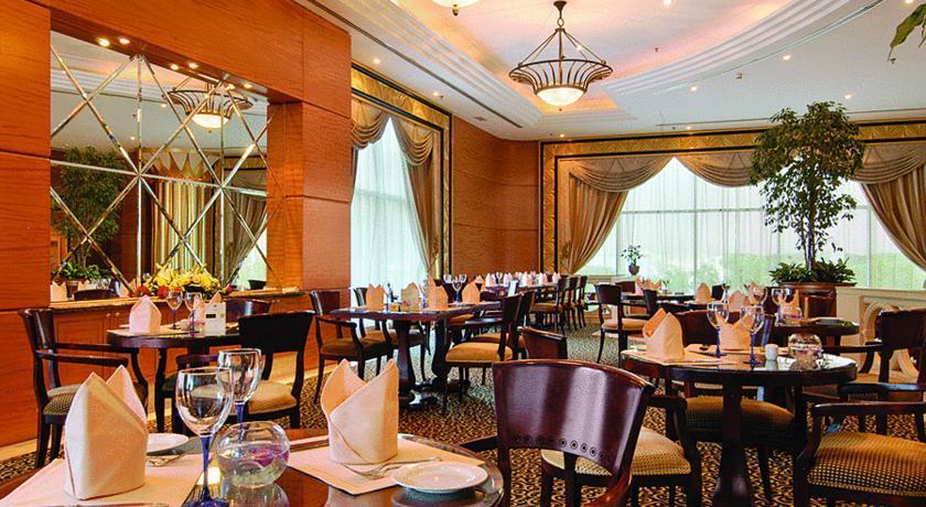 Corniche Hotel Abu Dabi Exterior foto The restaurant