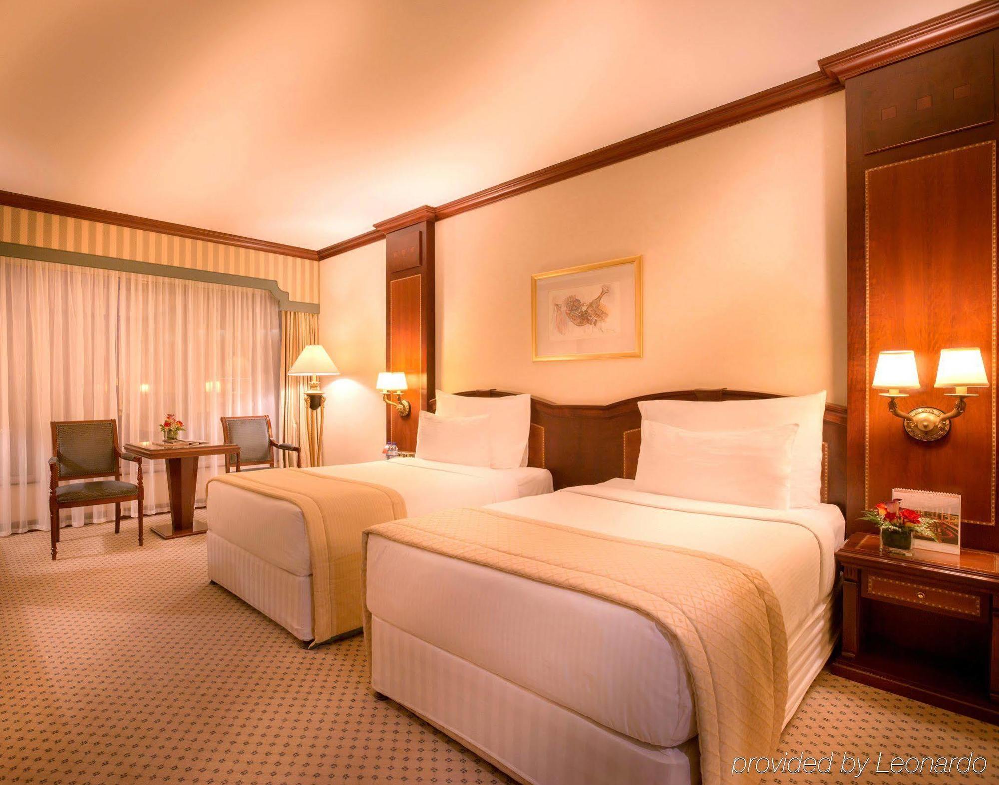 Corniche Hotel Abu Dabi Exterior foto A room at the hotel