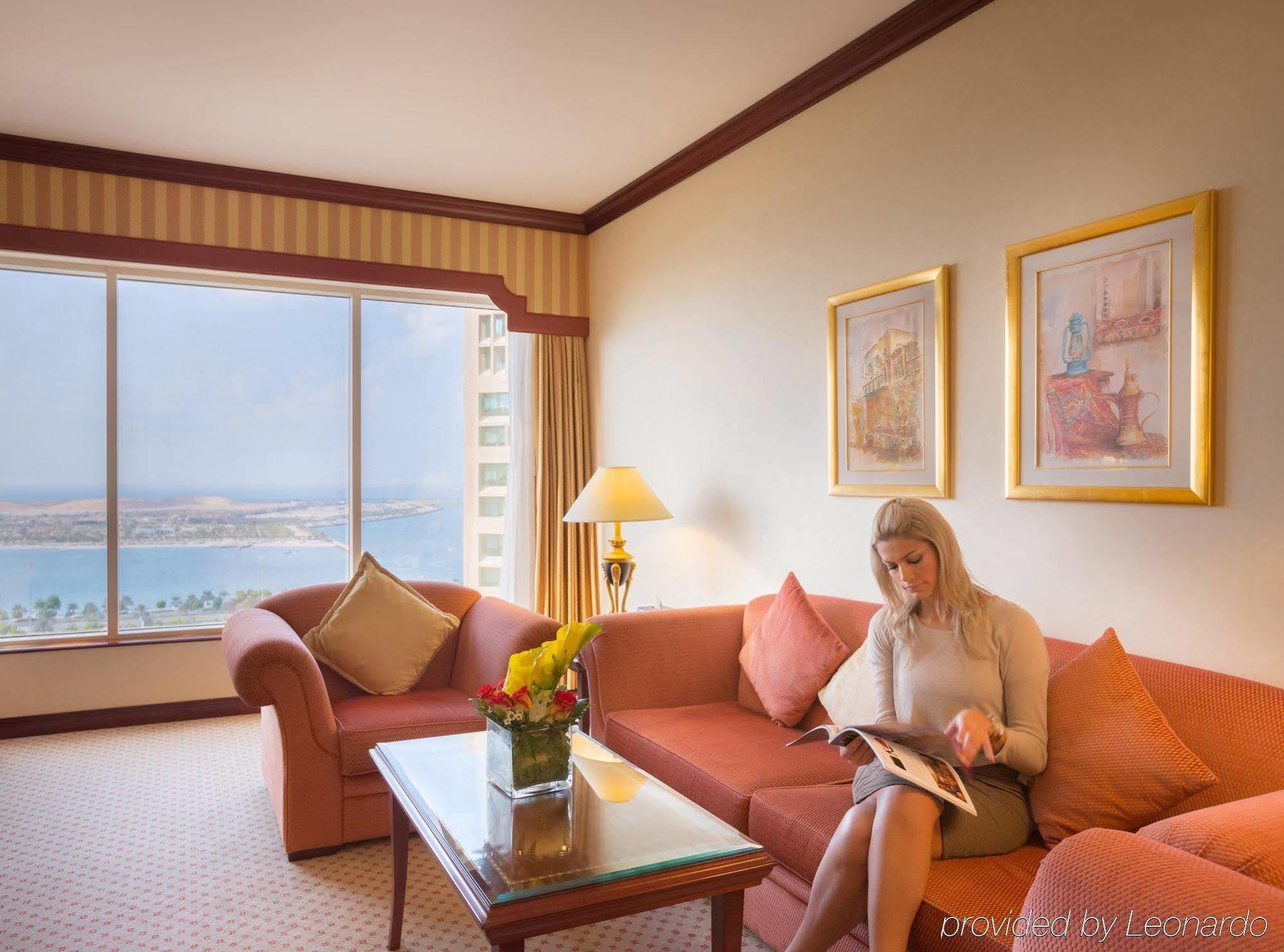 Corniche Hotel Abu Dabi Exterior foto A guest suite at the Jumeirah Beach Hotel