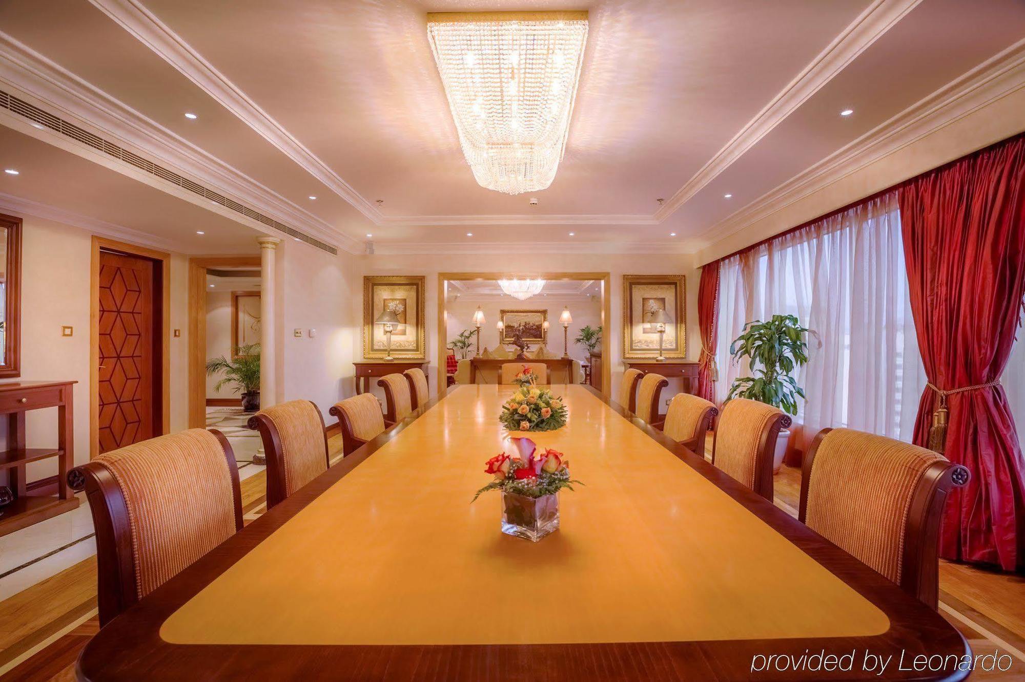 Corniche Hotel Abu Dabi Exterior foto Boardroom
