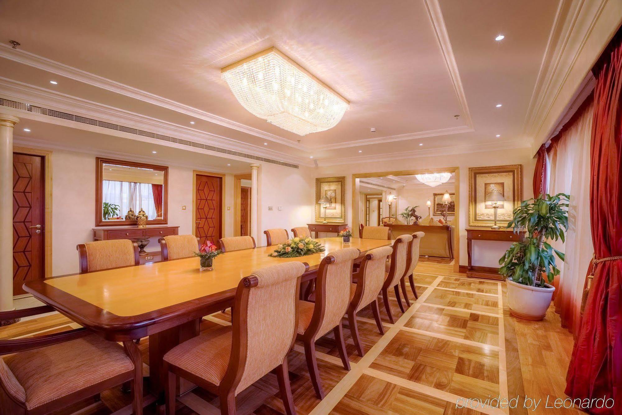 Corniche Hotel Abu Dabi Exterior foto The Imperial Suite