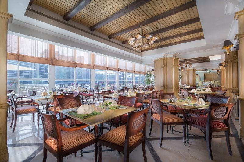 Corniche Hotel Abu Dabi Exterior foto The restaurant