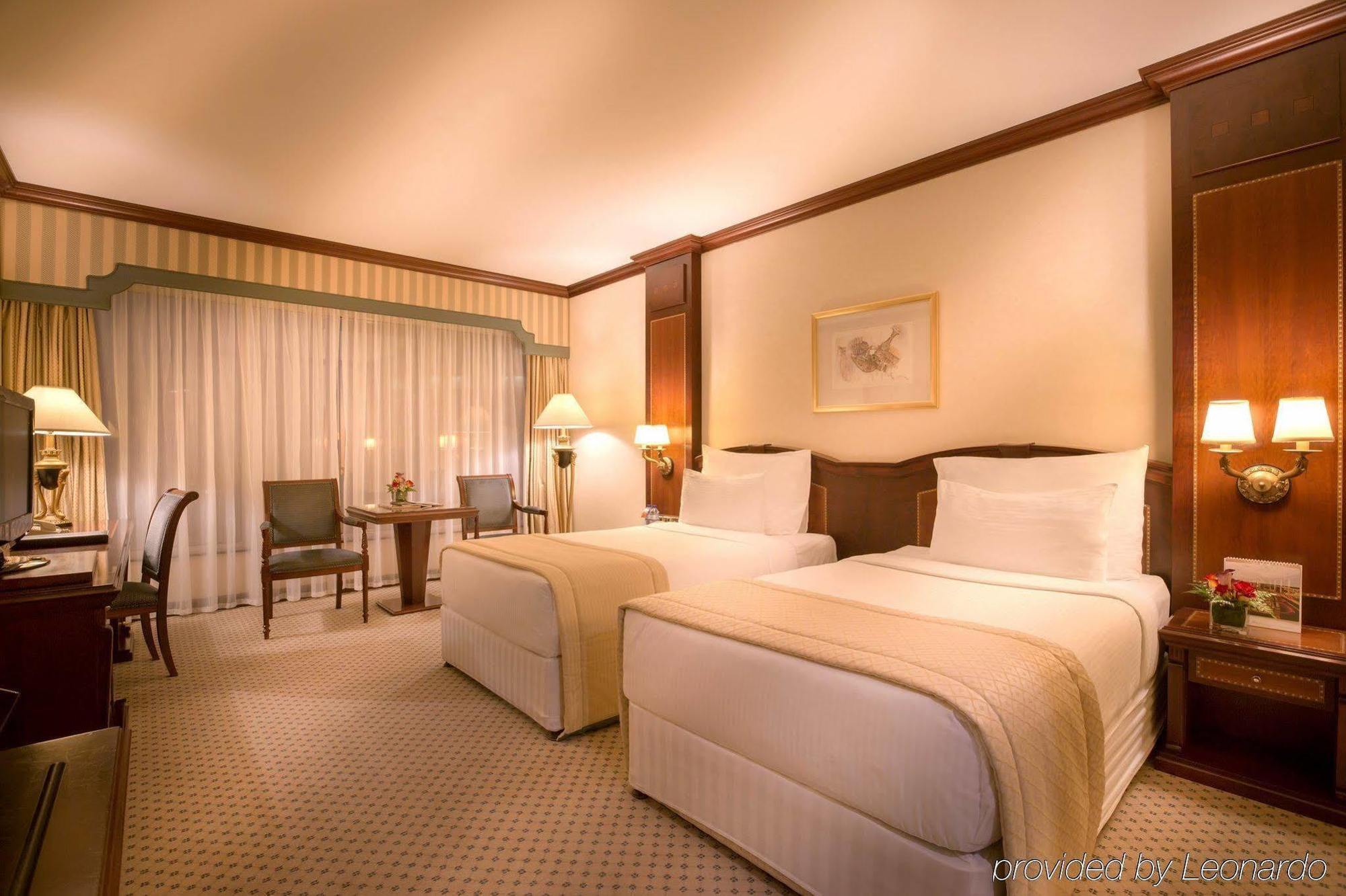 Corniche Hotel Abu Dabi Exterior foto A room at the InterContinental